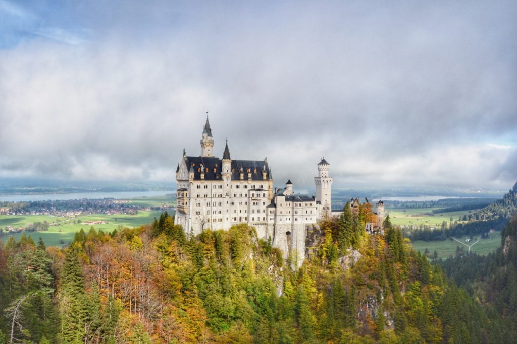 neuschwanstein castle autumn