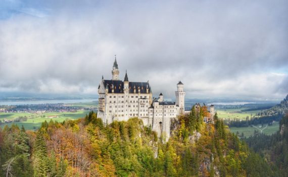 neuschwanstein castle autumn