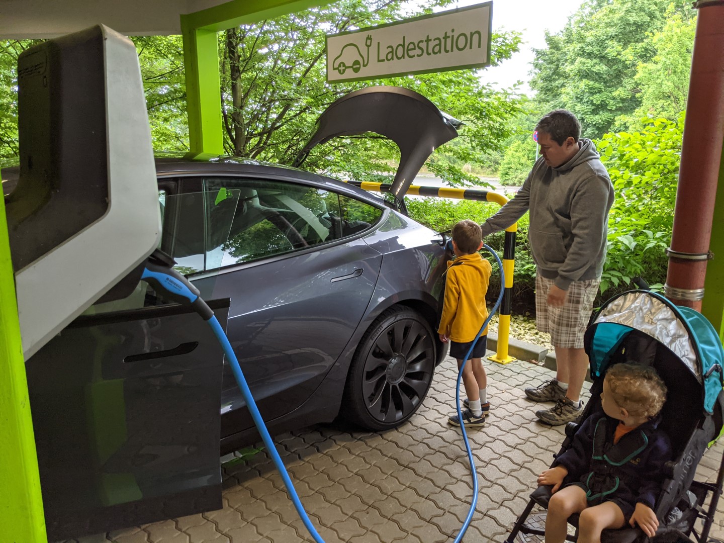 are there electric car chargers at Playmobil Funpark