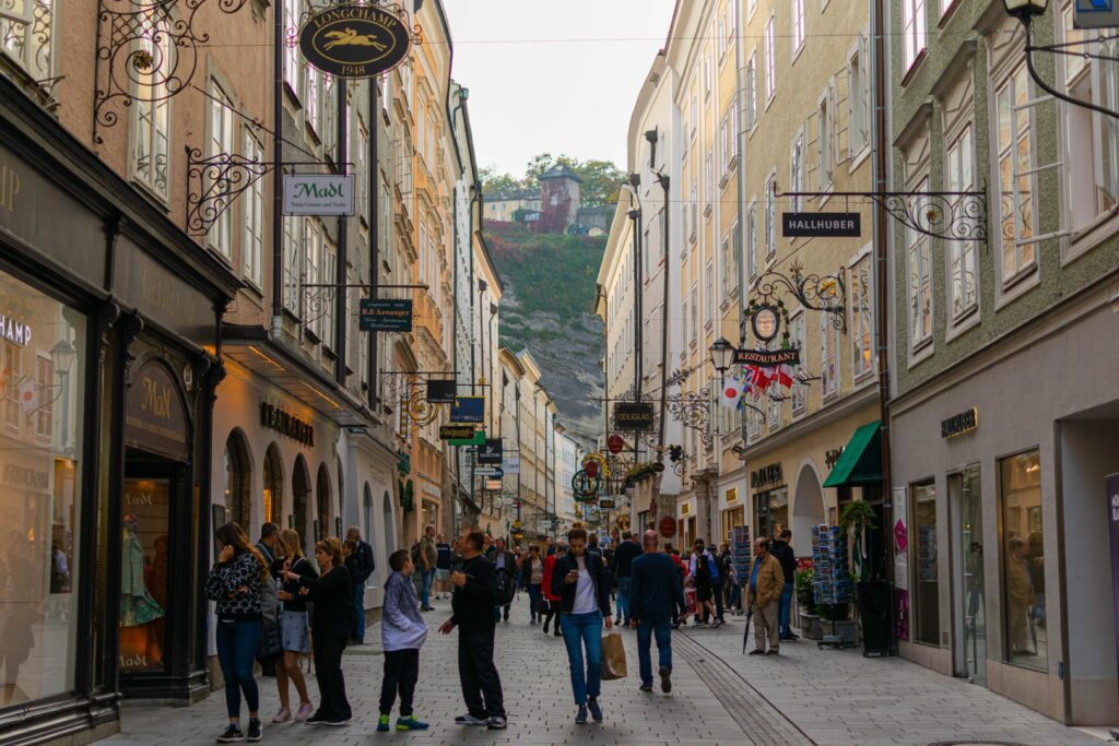 Is Salzburg easy to walk around
